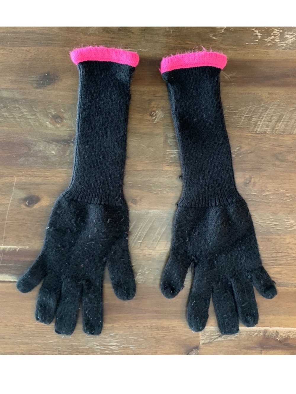 ✅ black and pink wrist length knit gloves